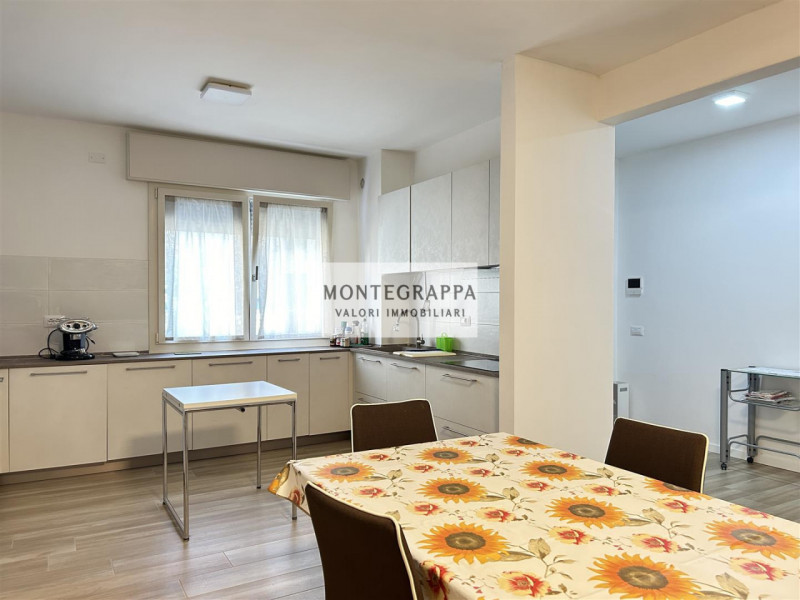 Per chi desidera raggiungere tutti i principali servizi e godersi Piazza Giorgione facendo solo u...