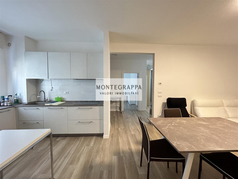 Per chi desidera raggiungere tutti i principali servizi e godersi Piazza Giorgione facendo solo u...