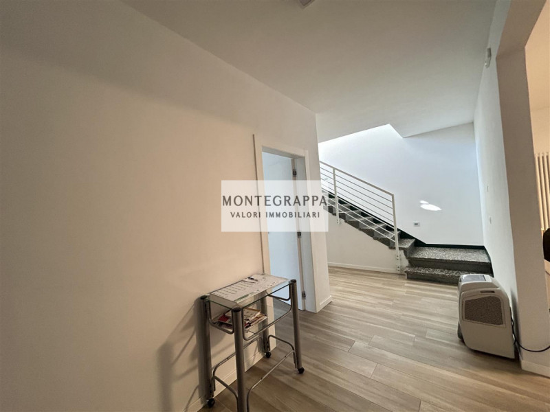 Per chi desidera raggiungere tutti i principali servizi e godersi Piazza Giorgione facendo solo u...