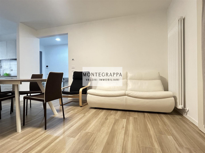 Per chi desidera raggiungere tutti i principali servizi e godersi Piazza Giorgione facendo solo u...