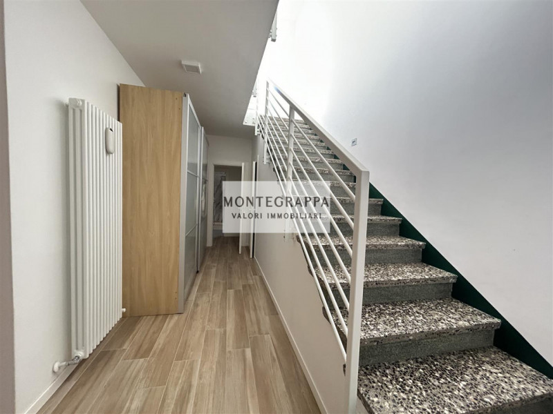 Per chi desidera raggiungere tutti i principali servizi e godersi Piazza Giorgione facendo solo u...