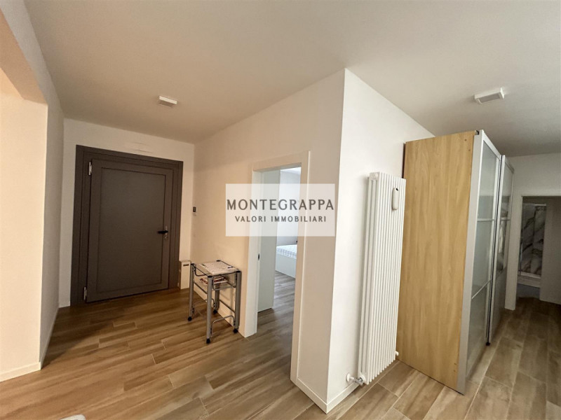 Per chi desidera raggiungere tutti i principali servizi e godersi Piazza Giorgione facendo solo u...