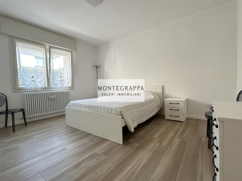 Per chi desidera raggiungere tutti i principali servizi e godersi Piazza Giorgione facendo solo u...