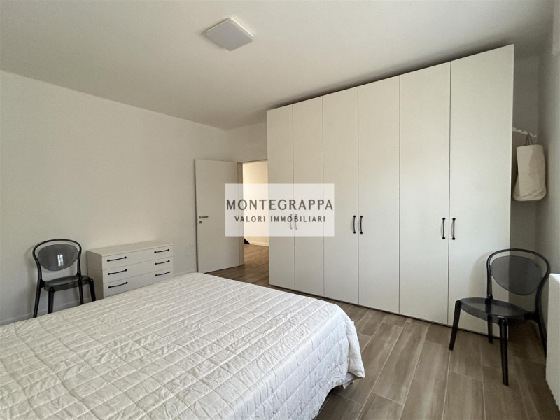 Per chi desidera raggiungere tutti i principali servizi e godersi Piazza Giorgione facendo solo u...