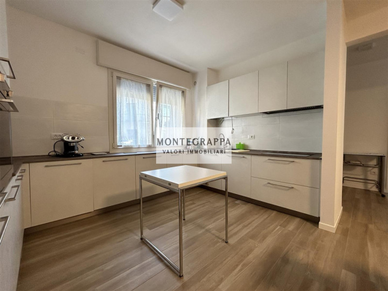 Per chi desidera raggiungere tutti i principali servizi e godersi Piazza Giorgione facendo solo u...