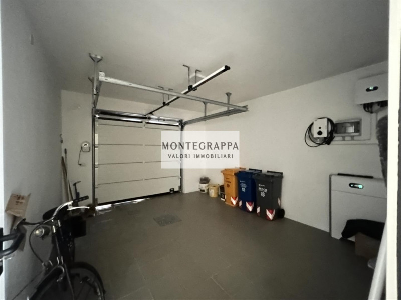 Per chi desidera raggiungere tutti i principali servizi e godersi Piazza Giorgione facendo solo u...