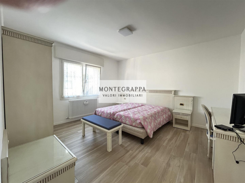 Per chi desidera raggiungere tutti i principali servizi e godersi Piazza Giorgione facendo solo u...