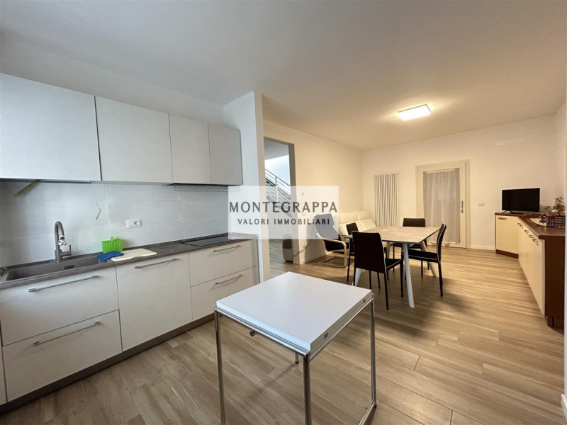 Per chi desidera raggiungere tutti i principali servizi e godersi Piazza Giorgione facendo solo u...