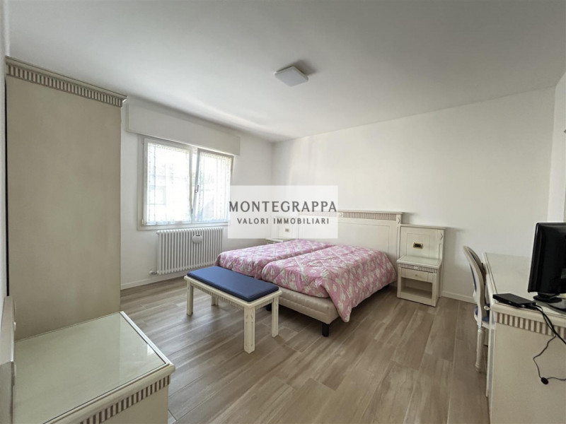 Per chi desidera raggiungere tutti i principali servizi e godersi Piazza Giorgione facendo solo u...