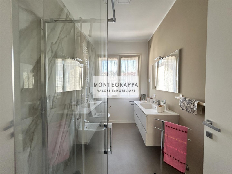 Per chi desidera raggiungere tutti i principali servizi e godersi Piazza Giorgione facendo solo u...