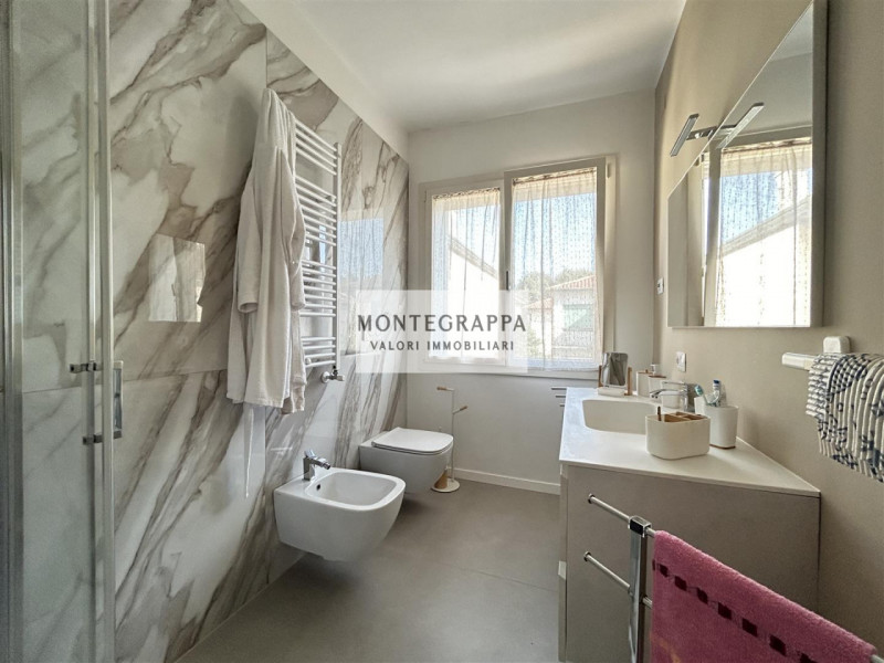 Per chi desidera raggiungere tutti i principali servizi e godersi Piazza Giorgione facendo solo u...