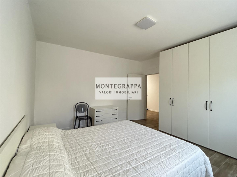 Per chi desidera raggiungere tutti i principali servizi e godersi Piazza Giorgione facendo solo u...