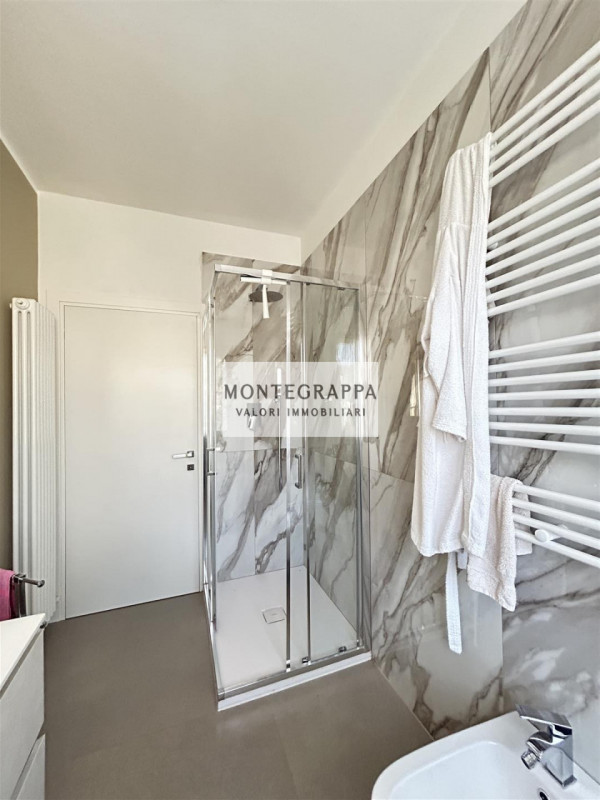 Per chi desidera raggiungere tutti i principali servizi e godersi Piazza Giorgione facendo solo u...