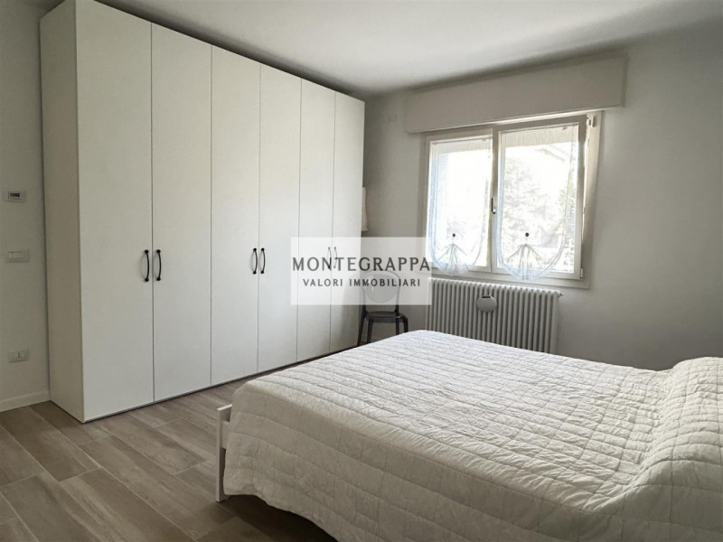 Per chi desidera raggiungere tutti i principali servizi e godersi Piazza Giorgione facendo solo u...