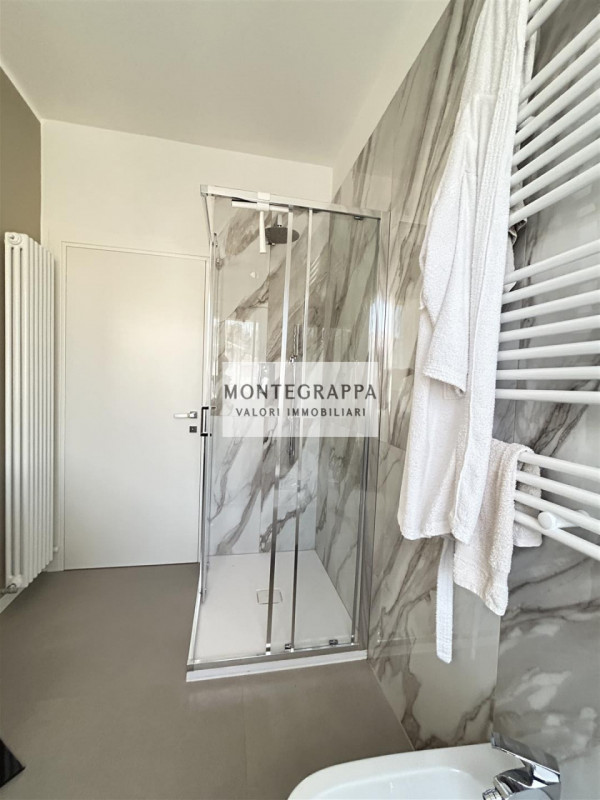 Per chi desidera raggiungere tutti i principali servizi e godersi Piazza Giorgione facendo solo u...