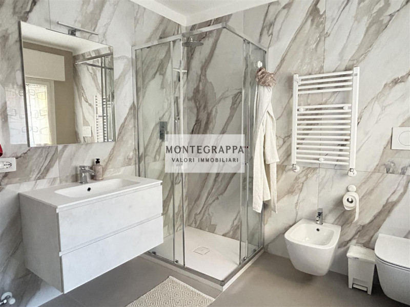 Per chi desidera raggiungere tutti i principali servizi e godersi Piazza Giorgione facendo solo u...