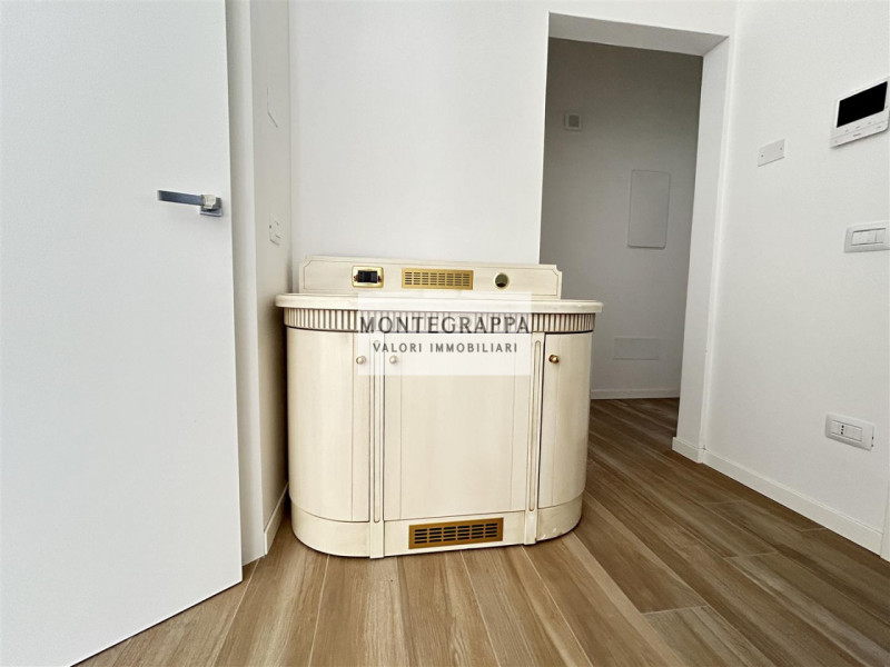 Per chi desidera raggiungere tutti i principali servizi e godersi Piazza Giorgione facendo solo u...