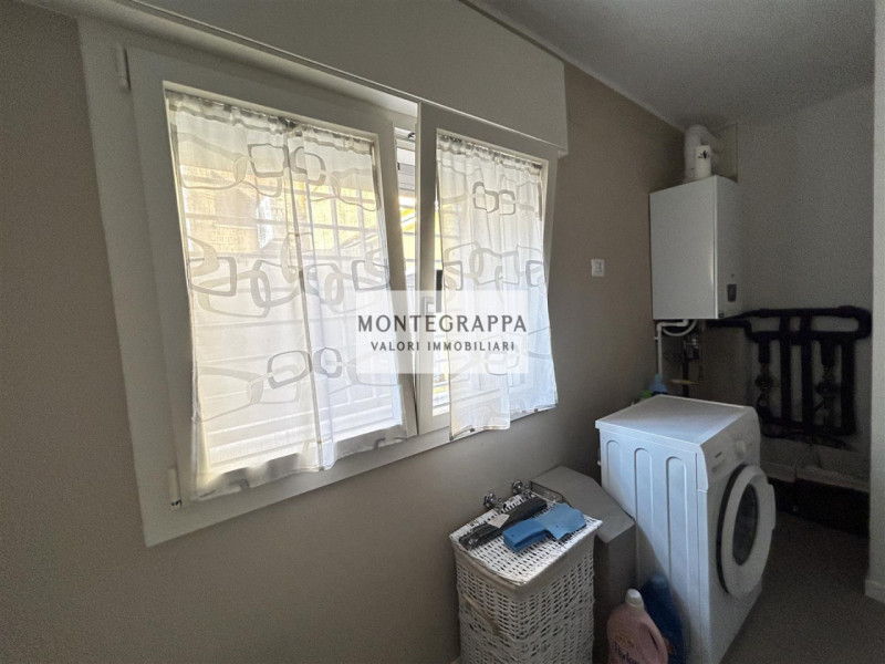 Per chi desidera raggiungere tutti i principali servizi e godersi Piazza Giorgione facendo solo u...