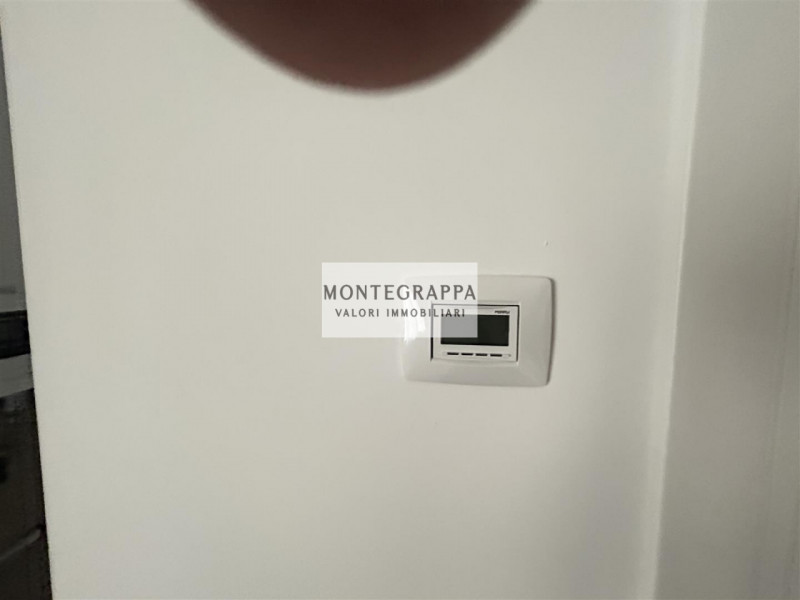 Per chi desidera raggiungere tutti i principali servizi e godersi Piazza Giorgione facendo solo u...