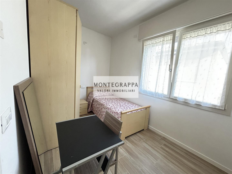 Per chi desidera raggiungere tutti i principali servizi e godersi Piazza Giorgione facendo solo u...