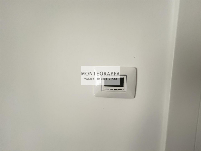 Per chi desidera raggiungere tutti i principali servizi e godersi Piazza Giorgione facendo solo u...