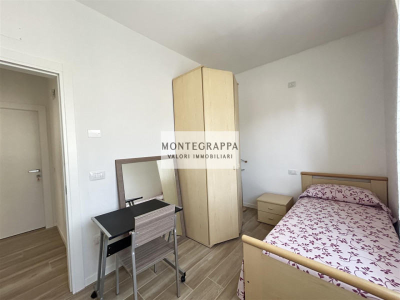 Per chi desidera raggiungere tutti i principali servizi e godersi Piazza Giorgione facendo solo u...