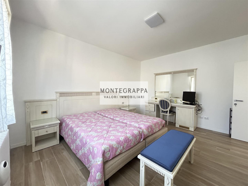 Per chi desidera raggiungere tutti i principali servizi e godersi Piazza Giorgione facendo solo u...