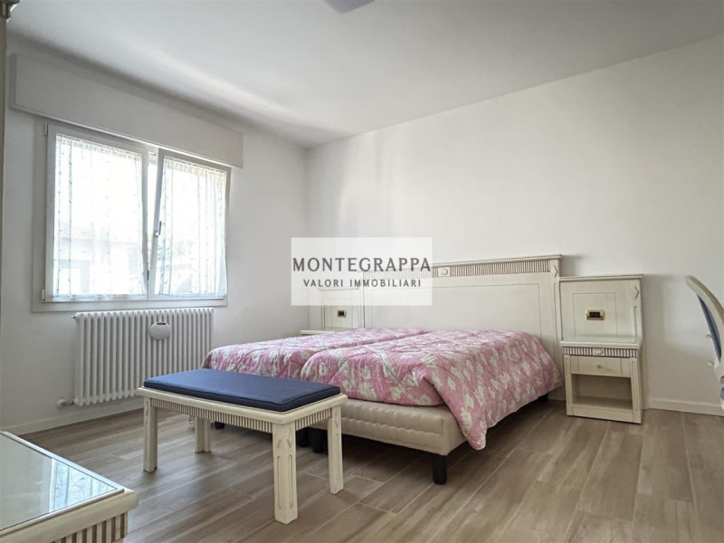 Per chi desidera raggiungere tutti i principali servizi e godersi Piazza Giorgione facendo solo u...