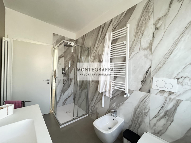 Per chi desidera raggiungere tutti i principali servizi e godersi Piazza Giorgione facendo solo u...