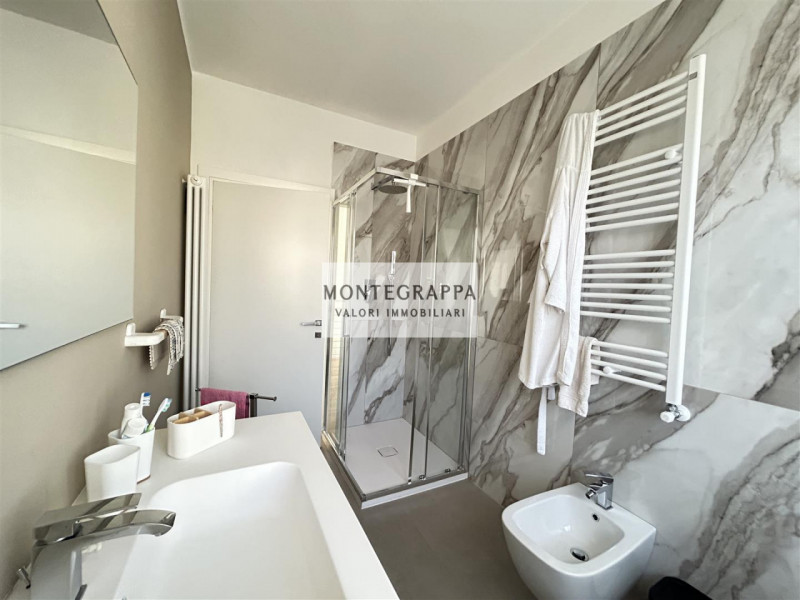 Per chi desidera raggiungere tutti i principali servizi e godersi Piazza Giorgione facendo solo u...