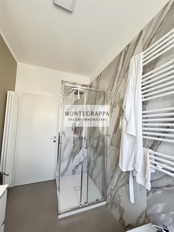 Per chi desidera raggiungere tutti i principali servizi e godersi Piazza Giorgione facendo solo u...