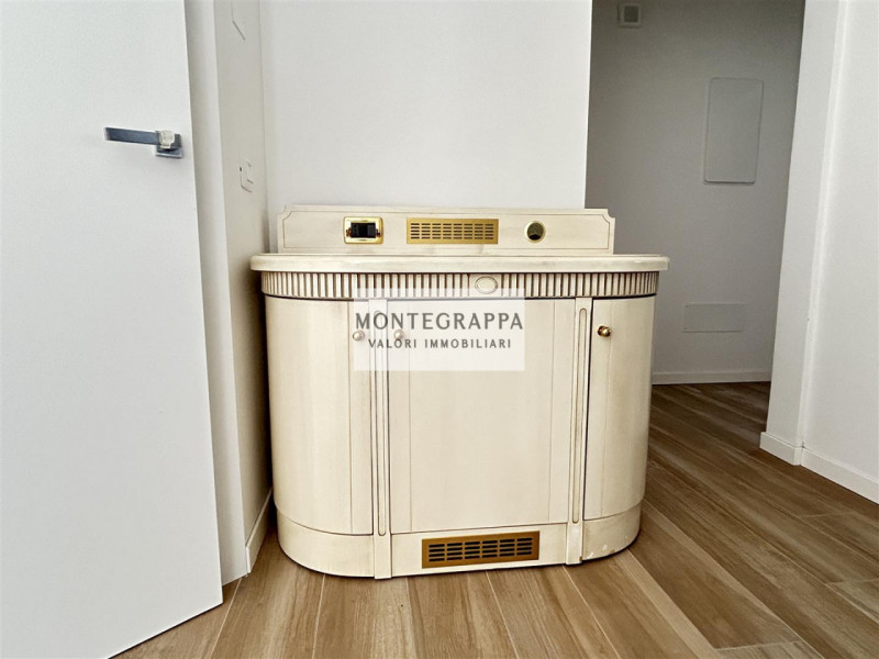 Per chi desidera raggiungere tutti i principali servizi e godersi Piazza Giorgione facendo solo u...