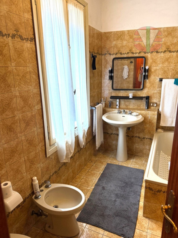 Lusiana Conco, nella tranquilla zona di Santa Caterina, proponiamo in vendita una splendida casa ...