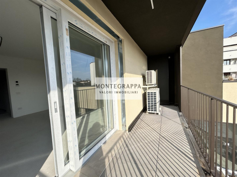 Proponiamo in vendita questo splendido appartamento di nuova costruzione al primo piano di una pi...