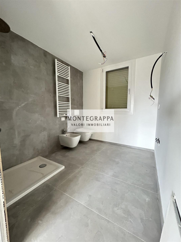 Proponiamo in vendita questo splendido appartamento di nuova costruzione al primo piano di una pi...