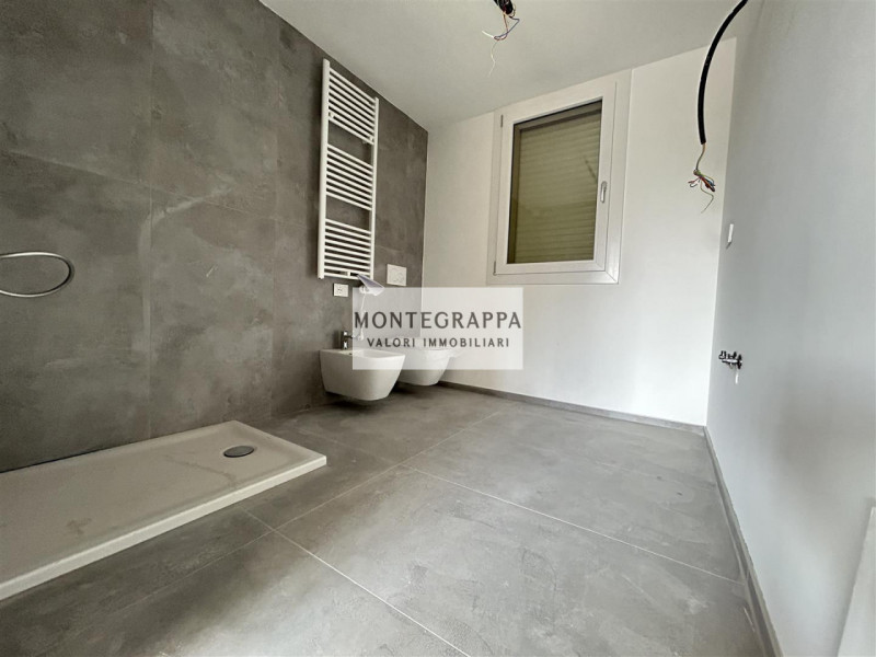 Proponiamo in vendita questo splendido appartamento di nuova costruzione al primo piano di una pi...