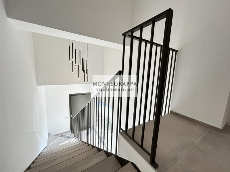 Proponiamo in vendita questo splendido appartamento di nuova costruzione al primo piano di una pi...