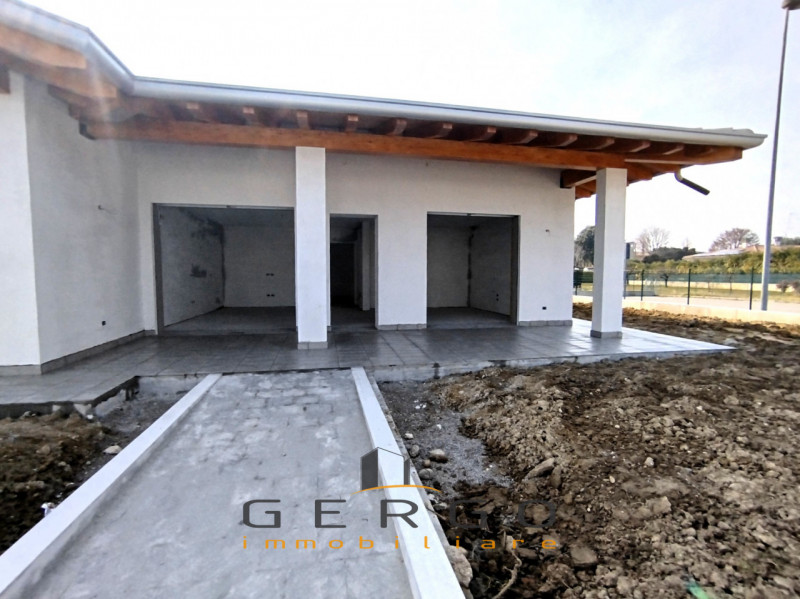 (Per INFO Mattias 3494222146) Scopri questa splendida villetta singola nel comune di Azzano Decim...