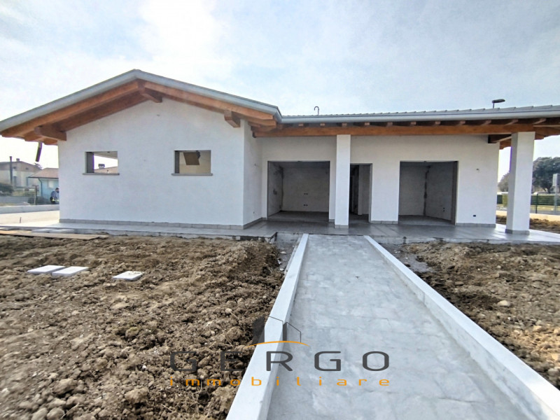 (Per INFO Mattias 3494222146) Scopri questa splendida villetta singola nel comune di Azzano Decim...