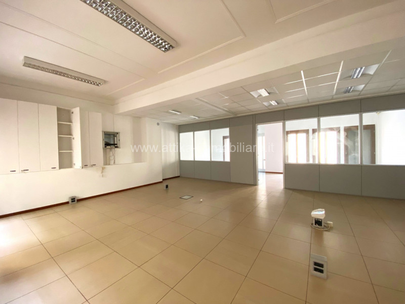 Se stai cercando un ufficio moderno e funzionale, abbiamo la soluzione perfetta per te! Situato n...