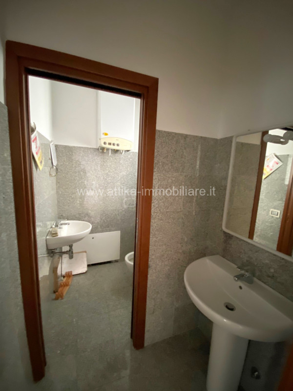 Se stai cercando un ufficio moderno e funzionale, abbiamo la soluzione perfetta per te! Situato n...