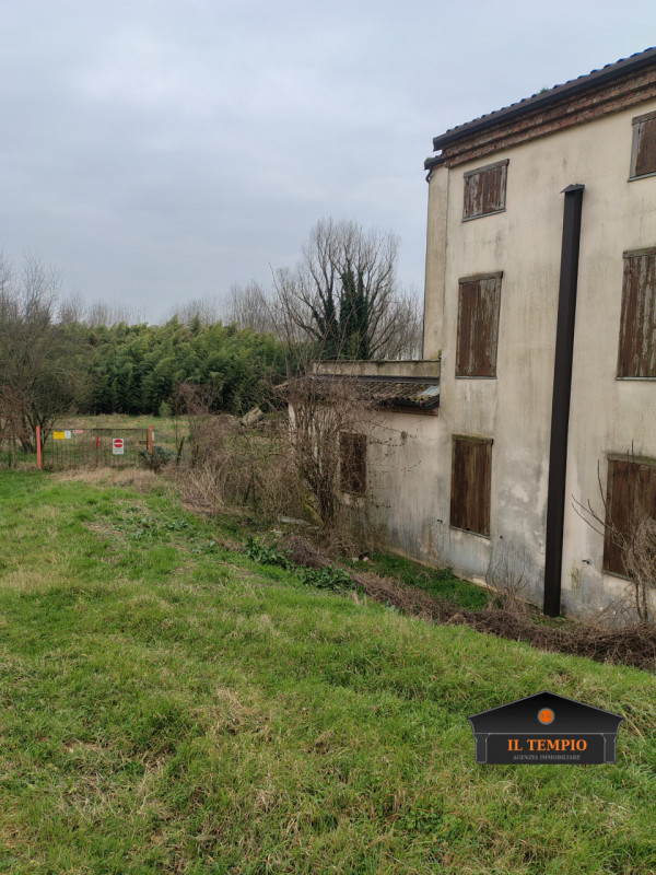 **OCCASIONE IMPERDIBILE – IMMOBILE DA RIATTARE IMMERSO NEL VERDE A SERRAVALLE (FE) – 
  

Serrava...