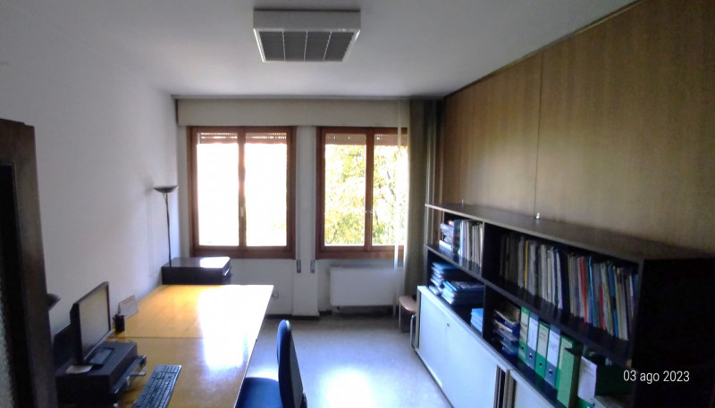 Scopri questo luminoso ufficio di circa 100 mq, situato a due passi dalla Basilica del Carmine, d...