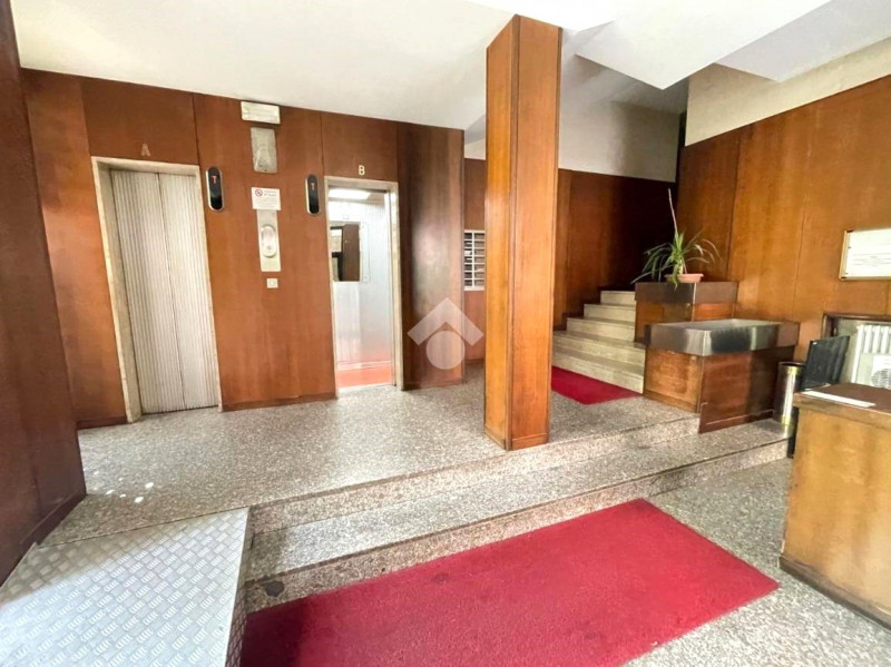 Scopri questo luminoso ufficio di circa 100 mq, situato a due passi dalla Basilica del Carmine, d...