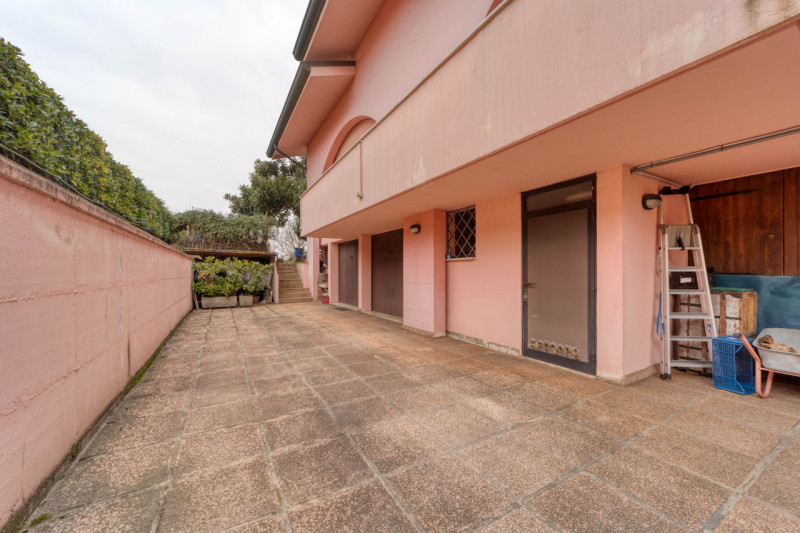 Nella zona del Canton della Madonna, comoda a Rubano, Caselle, Selvazzano Centro e Mestrino propo...