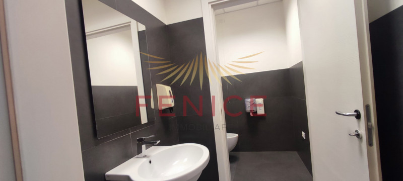 Scopri un'opportunità unica nel cuore di Signoressa, comune di Trevignano. Questa attività commer...