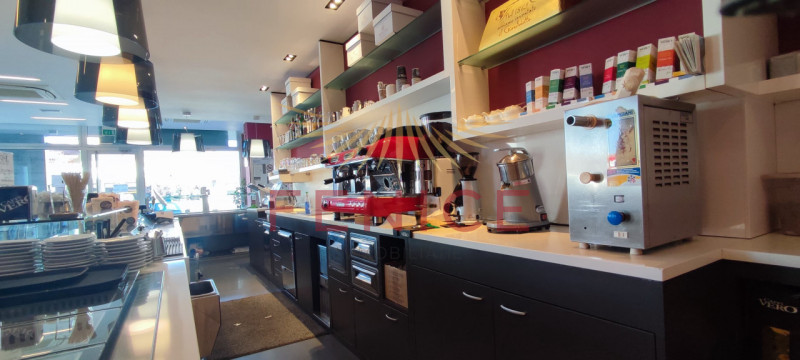 Scopri un'opportunità unica nel cuore di Signoressa, comune di Trevignano. Questa attività commer...