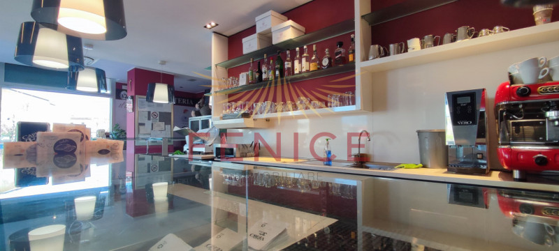 Scopri un'opportunità unica nel cuore di Signoressa, comune di Trevignano. Questa attività commer...