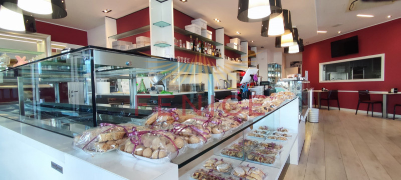 Scopri un'opportunità unica nel cuore di Signoressa, comune di Trevignano. Questa attività commer...