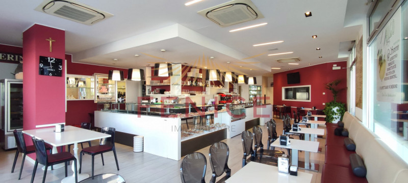 Scopri un'opportunità unica nel cuore di Signoressa, comune di Trevignano. Questa attività commer...